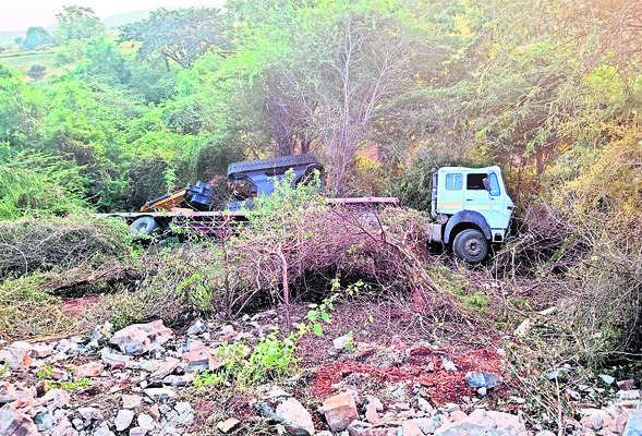 అదుపు తప్పి లారీ బోల్తా 2