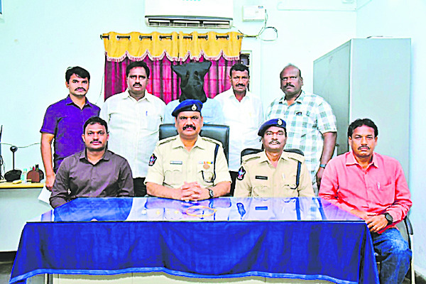 చైన్ స్నాచర్ అరెస్ట్ 1