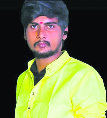స్కూటీని ఢీకొన్న లారీ 1