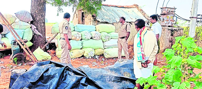 అదుపు తప్పి లారీ బోల్తా 1