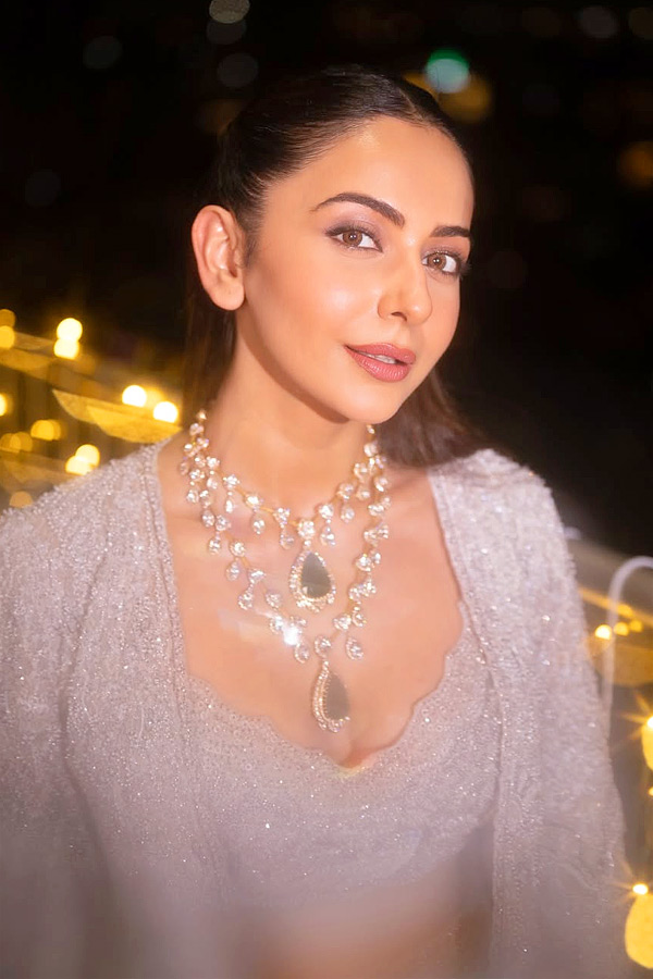 Actress Rakul Preet Singh Stuns Fans with Her Stunning Diwali Look Photos2