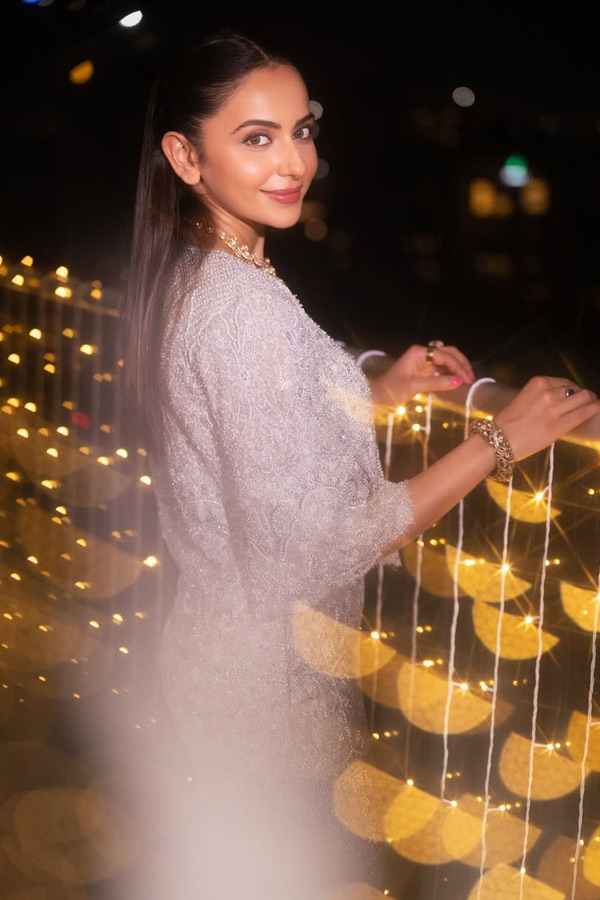 Actress Rakul Preet Singh Stuns Fans with Her Stunning Diwali Look Photos9