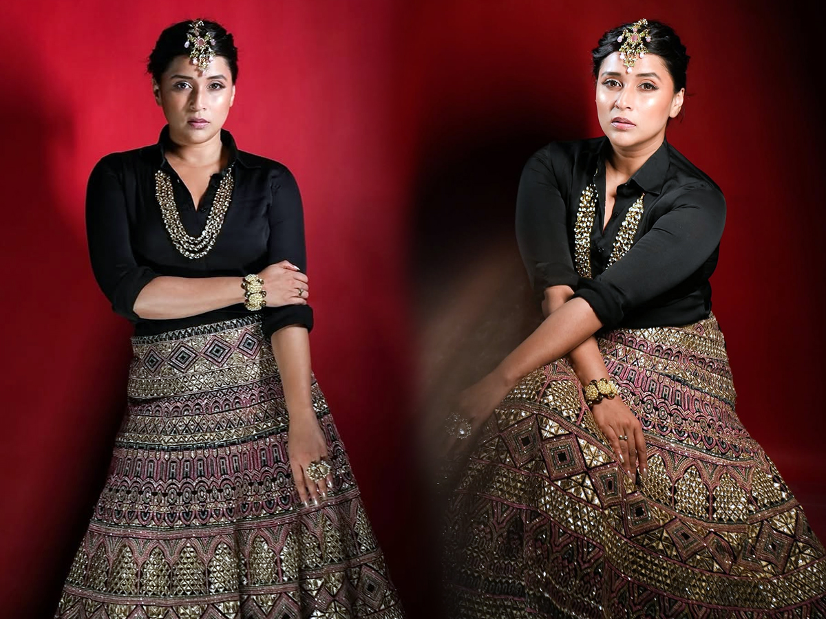 Actress Mannara Chopra is immersed in Diwali celebrations photos1