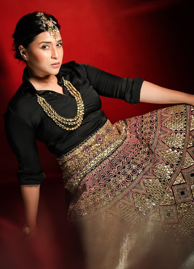 Actress Mannara Chopra is immersed in Diwali celebrations photos12