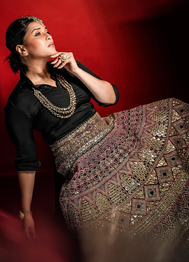 Actress Mannara Chopra is immersed in Diwali celebrations photos13
