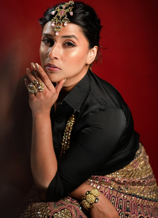 Actress Mannara Chopra is immersed in Diwali celebrations photos15