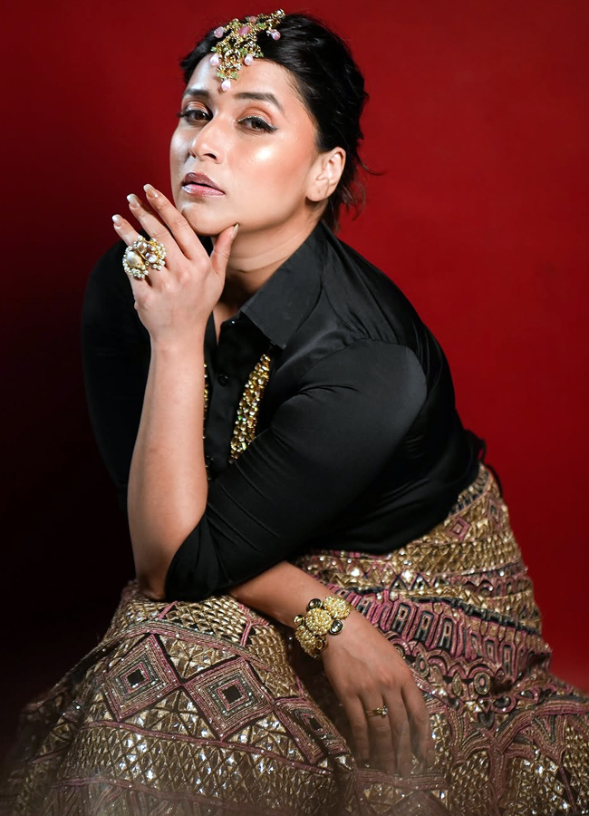 Actress Mannara Chopra is immersed in Diwali celebrations photos16