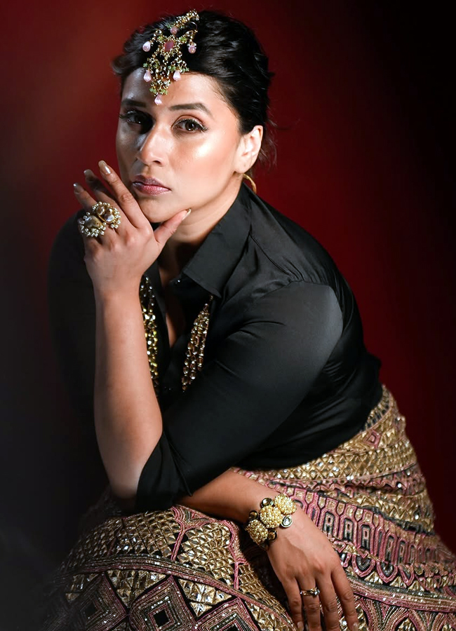 Actress Mannara Chopra is immersed in Diwali celebrations photos9