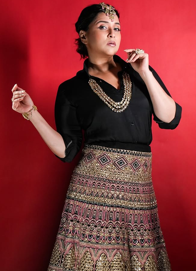 Actress Mannara Chopra is immersed in Diwali celebrations photos10