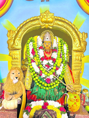 మహిషాసురమర్ధిని అవతారంలో అమ్మవారు1