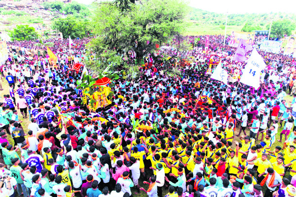 భక్తిశ్రద్ధలతో ఆయుధ పూజ 2