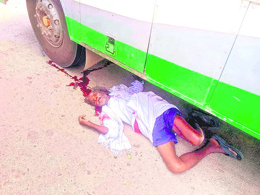 నీటి గుంతలో పడి యువకుడి మృతి
1