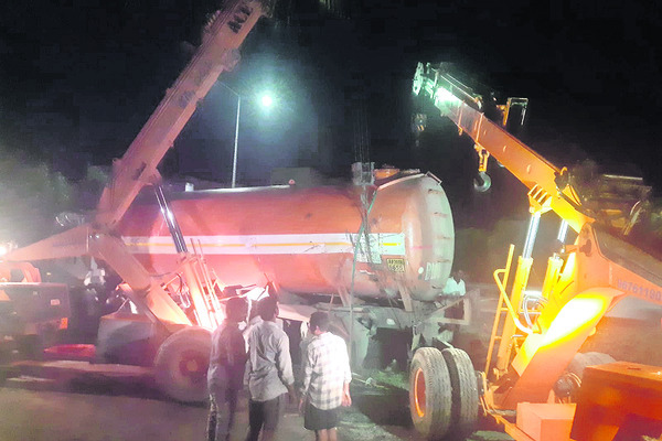 అర్ధరాత్రి వరకు శ్రమించిన పోలీసులు1