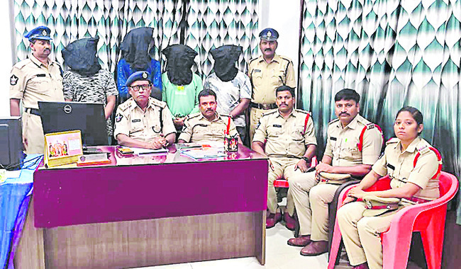 గంజాయి తాగుతున్న నలుగురు అరెస్టు 1