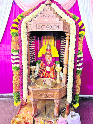 భద్రకాళి అమ్మవారికి  పుష్పరథ సేవ1