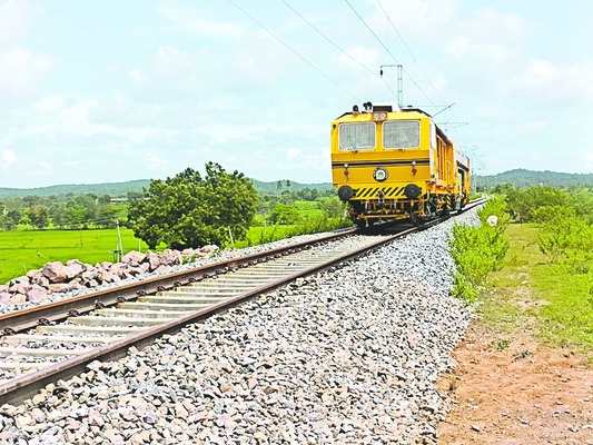 అర్బన్‌ పార్కు  సందర్శించిన రాష్ట్ర అధికారి
2