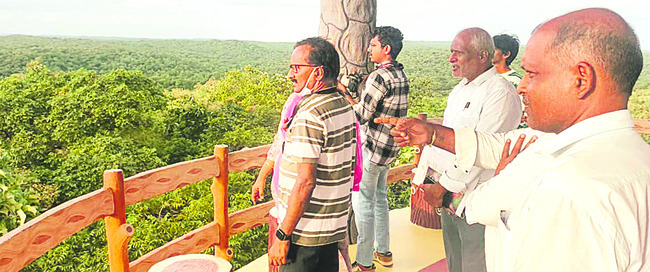 అర్బన్‌ పార్కు  సందర్శించిన రాష్ట్ర అధికారి
1