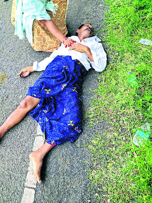 ఐచర్‌ వాహనం ఢీకొని  వ్యక్తి మృతి   1