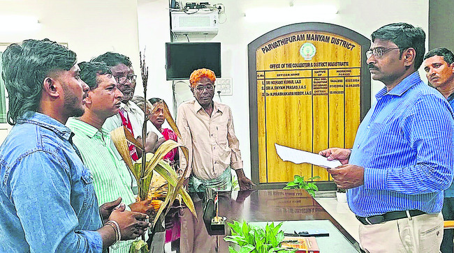 ఏనుగులు ధ్వంసం చేసిన పంట పరిహారం కోసం ఆందోళన1