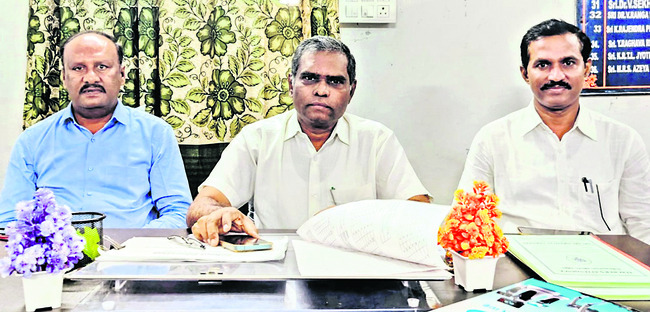 పింఛన్ల పంపిణీ 1