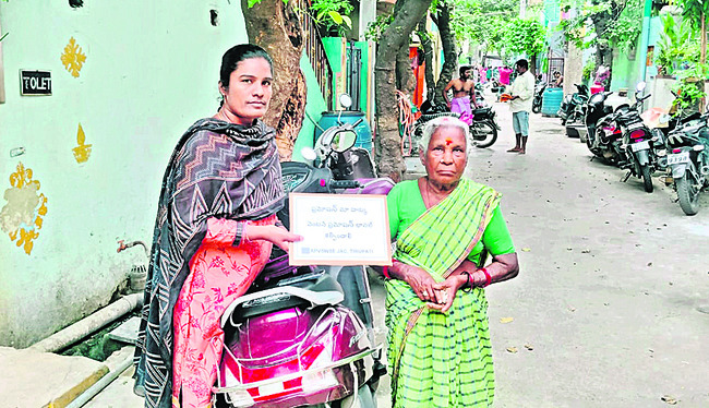 ప్లకార్డులు చేతపట్టి.. పింఛన్లు పంచిపెట్టి!1