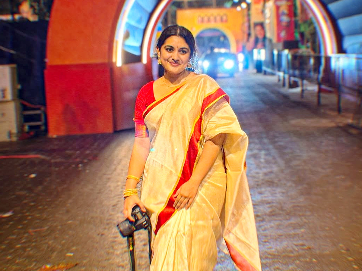Actress Nivetha Thomas visits Durga idols on the occasion of Dussehra Photos3