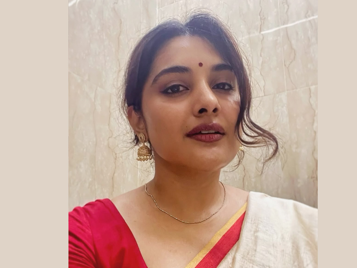 Actress Nivetha Thomas visits Durga idols on the occasion of Dussehra Photos4