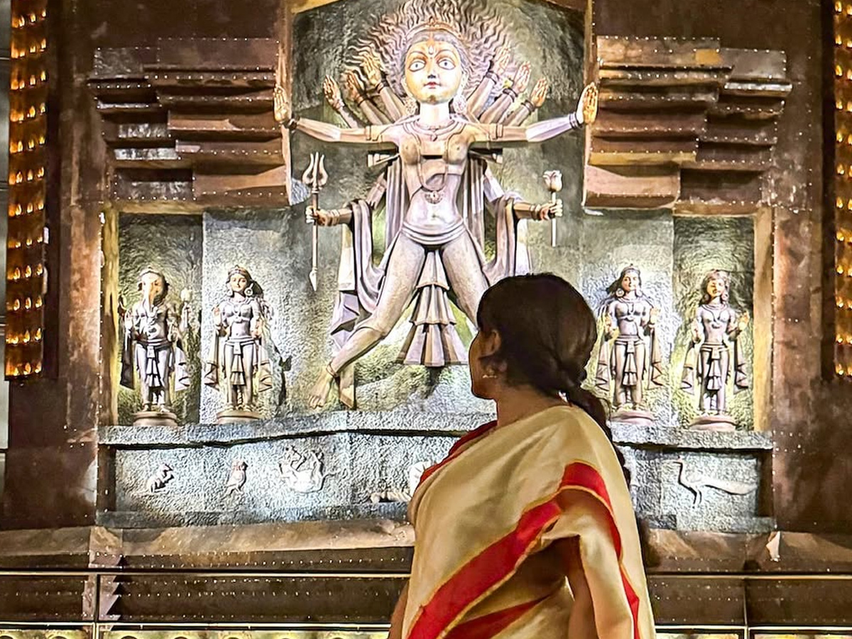 Actress Nivetha Thomas visits Durga idols on the occasion of Dussehra Photos6