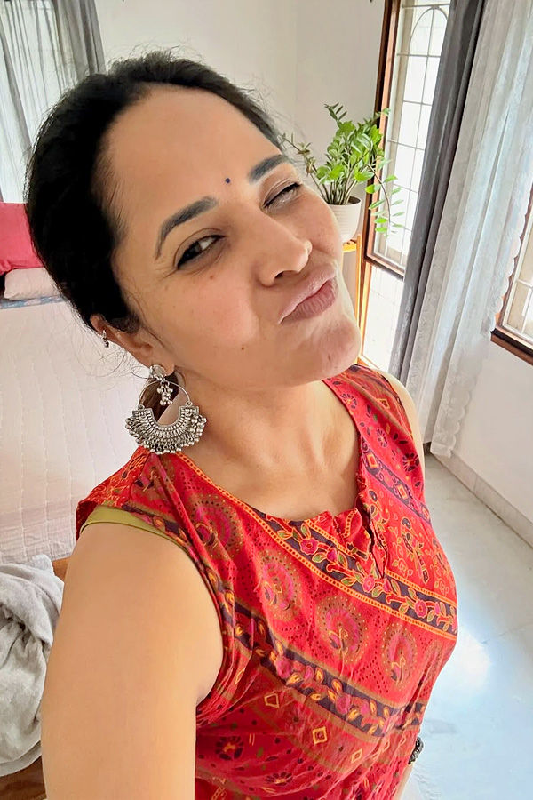 Anchor Anasuya Dussehra Celebrations With Family Photos3