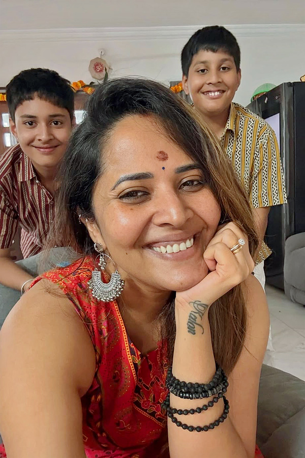 Anchor Anasuya Dussehra Celebrations With Family Photos4