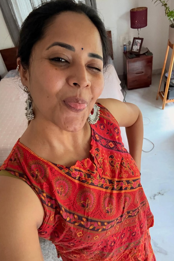 Anchor Anasuya Dussehra Celebrations With Family Photos5