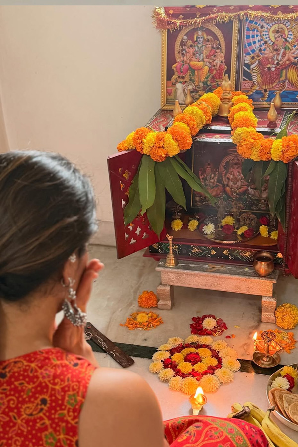 Anchor Anasuya Dussehra Celebrations With Family Photos2