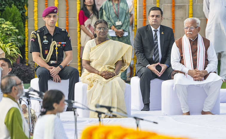 PM Modi pays tribute to Mahatma Gandhi on occasion of his birth anniversary at Rajghat in New Delhi Photos2