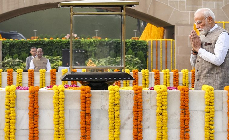 PM Modi pays tribute to Mahatma Gandhi on occasion of his birth anniversary at Rajghat in New Delhi Photos11