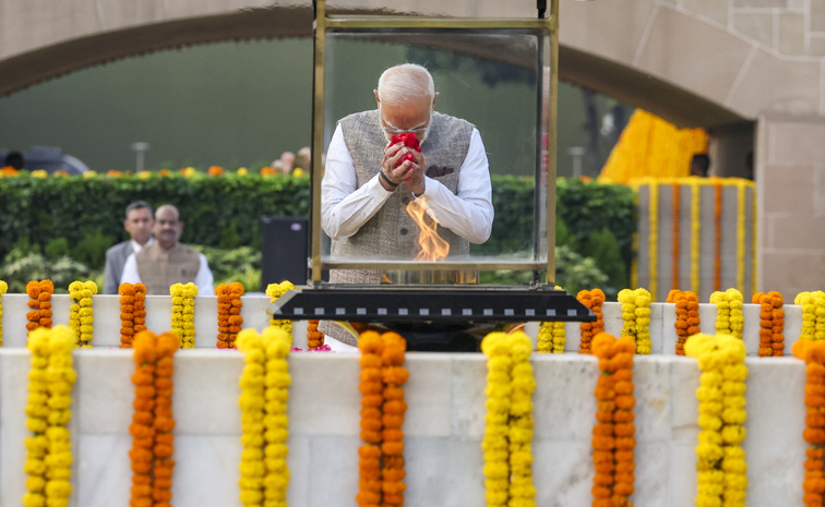 PM Modi pays tribute to Mahatma Gandhi on occasion of his birth anniversary at Rajghat in New Delhi Photos12