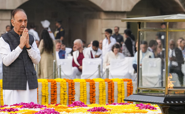 PM Modi pays tribute to Mahatma Gandhi on occasion of his birth anniversary at Rajghat in New Delhi Photos14