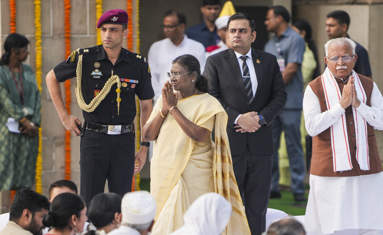 PM Modi pays tribute to Mahatma Gandhi on occasion of his birth anniversary at Rajghat in New Delhi Photos4