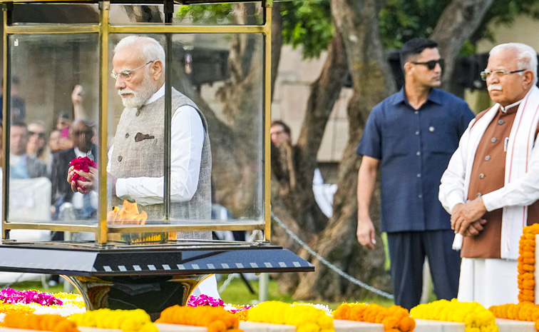 PM Modi pays tribute to Mahatma Gandhi on occasion of his birth anniversary at Rajghat in New Delhi Photos9