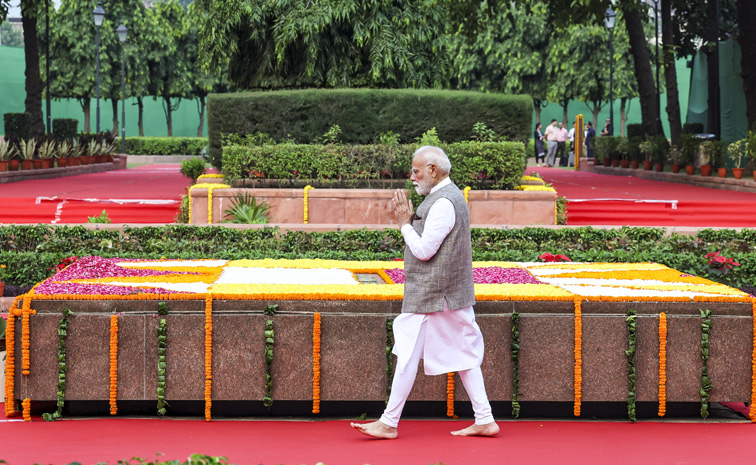 PM Modi pays tribute to Mahatma Gandhi on occasion of his birth anniversary at Rajghat in New Delhi Photos10