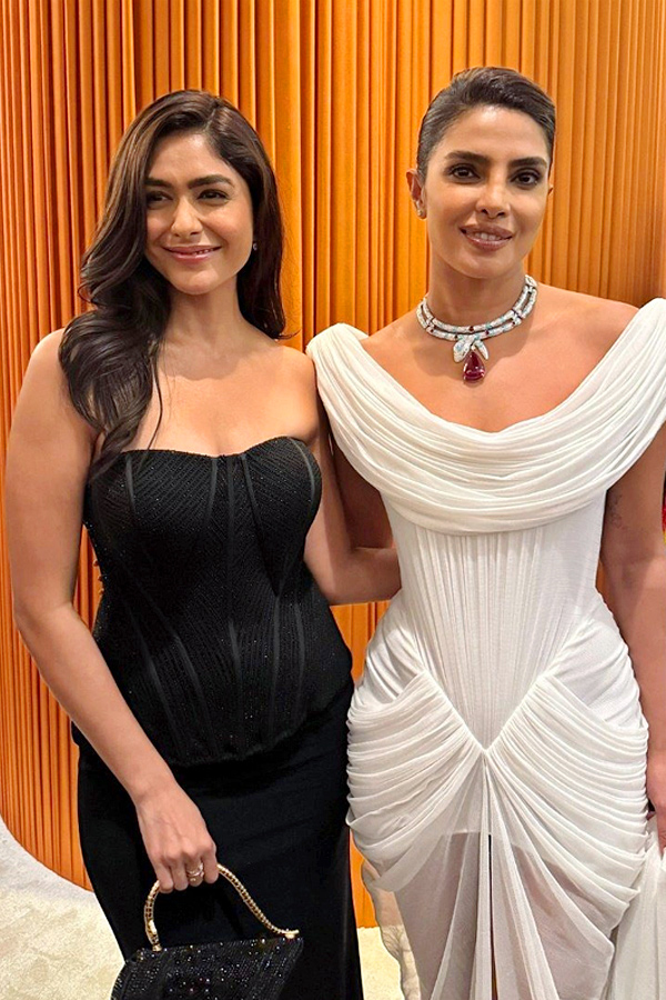 Star Actress Dazzles At Jewellery exhibition Photos9