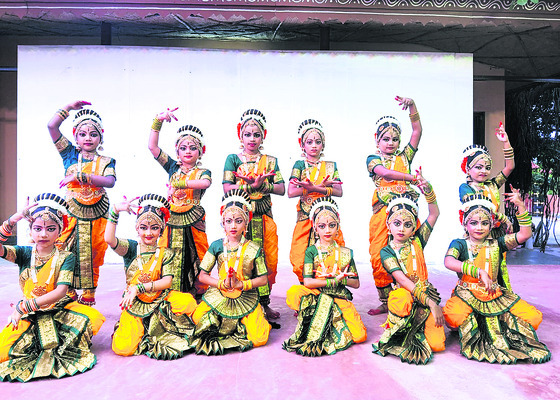 దీపావళి వెలుగులు నింపాలి1