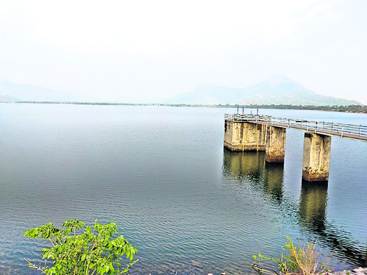 భారీ వర్షానికి పొంగుతున్న ఏరులు 2