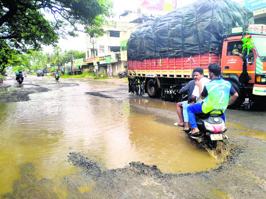 ప్రాణాలు తీస్తున్న గుంతల రోడ్లు 1