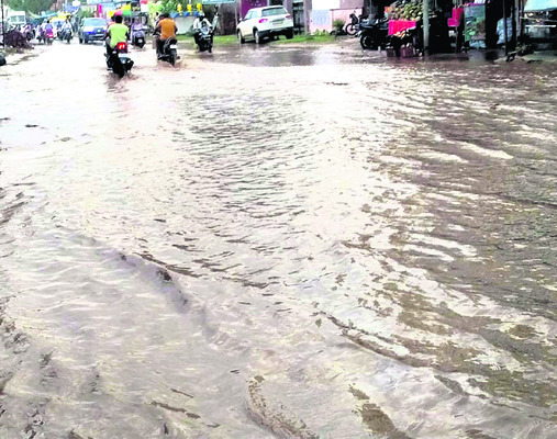 ప్రాణాలు తీస్తున్న గుంతల రోడ్లు 2