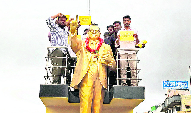 పోలీసుల తీరుపై పాత్రికేయుల నిరసన1