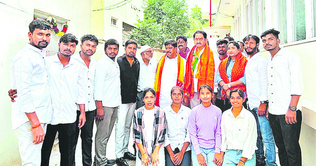 మా సమస్యలు ప్రభుత్వం దృష్టికి తీసుకెళ్లండి
1