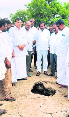 రోడ్డుకు మరమ్మతులు చేయించిన ఎమ్మెల్సీ 1
