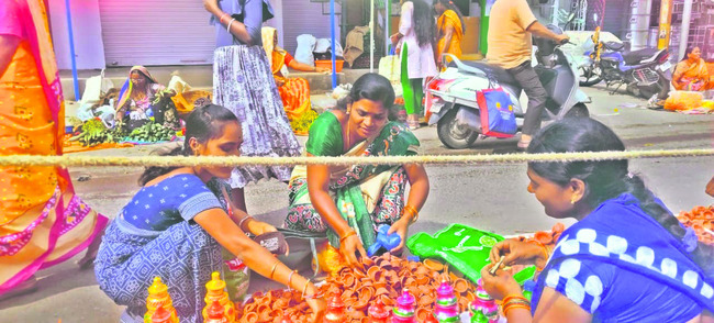 మార్కెట్లో కొనుగోళ్ల సందడి3