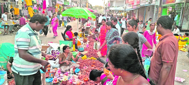 మార్కెట్లో కొనుగోళ్ల సందడి1