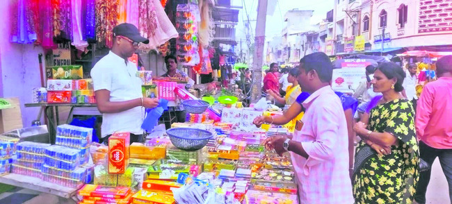 మార్కెట్లో కొనుగోళ్ల సందడి2